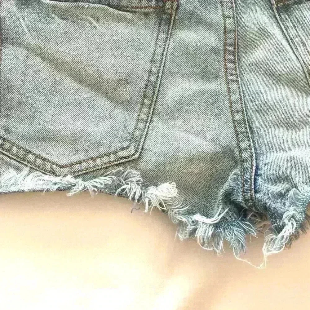 Free‎ People Midrise Light Wash Button Fly Cheeky Denim Fray Jean Short Size 26